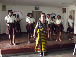 Godelieve Pieper op bezoek in Mozambique in 2015. “Voor het alfabetiseringsproject hoef je niet meer te gaan, dit loopt als een trein”.